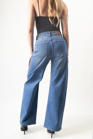 Barrel jeans azul medio DXD0585 de Doux Denim, vista trasera con bolsillos funcionales.
