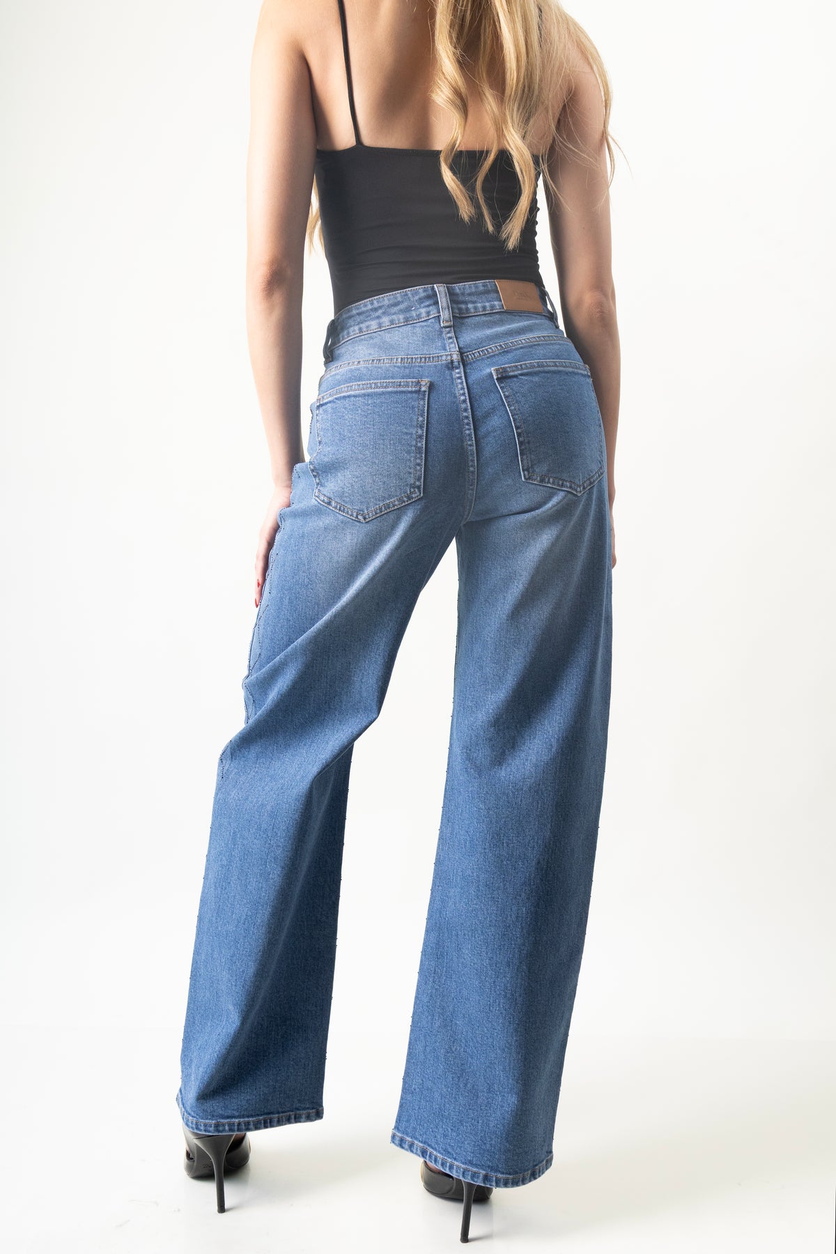 Barrel jeans azul medio DXD0585 de Doux Denim, vista trasera con bolsillos funcionales.