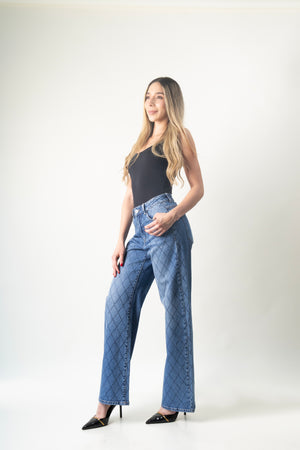 Modelo luciendo barrel jeans azul medio con brillos delanteros de Doux Denim.