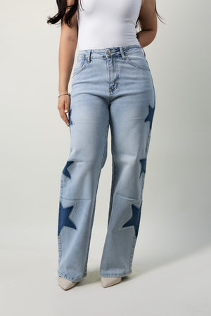 Barrel jeans azul claro con estrellas decorativas y brillos vista frontal.