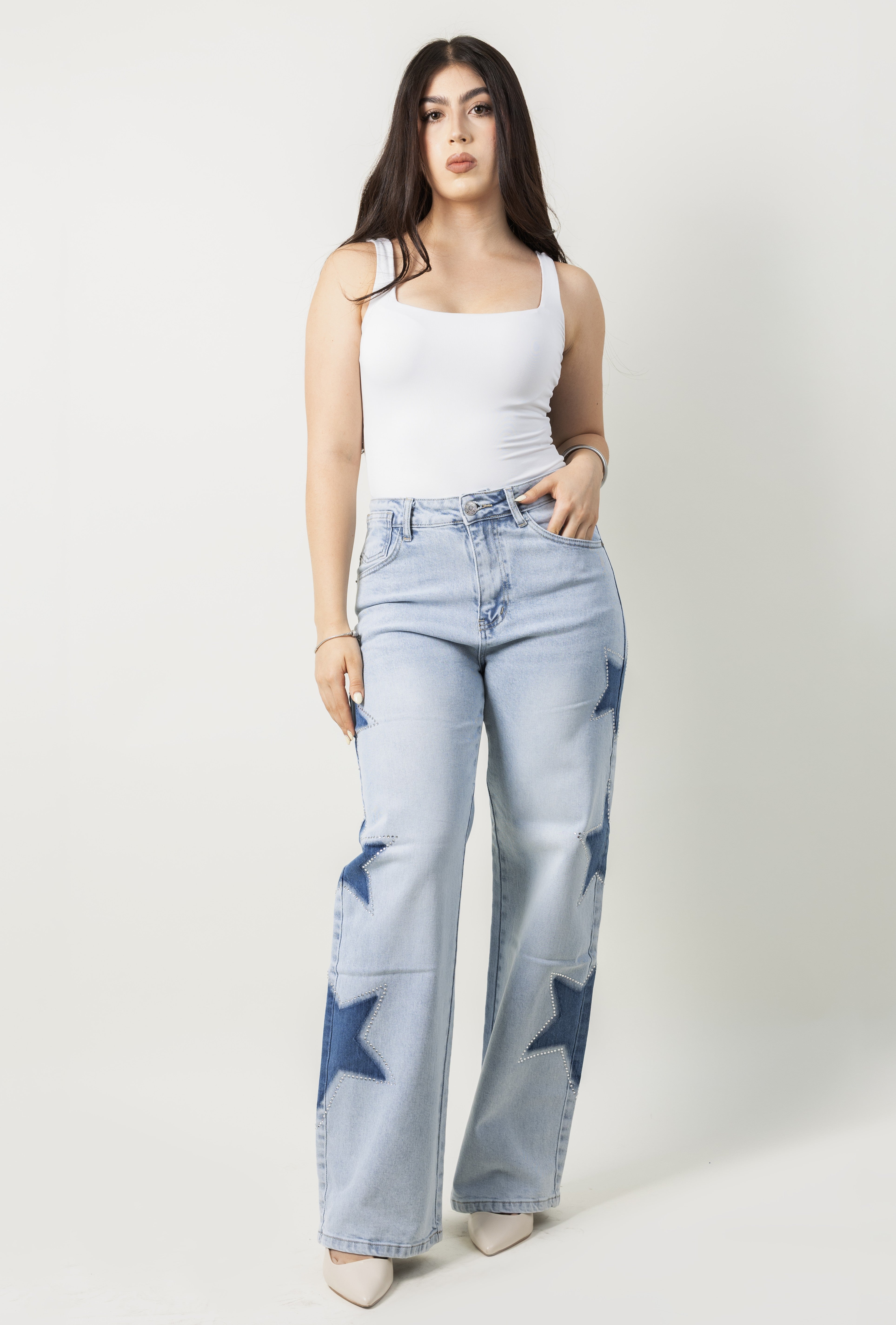 Barrel jeans azul claro con diseño de estrellas y brillos en look completo.