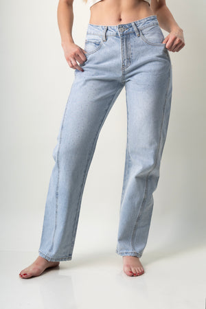 Barrel jeans azul claro con brillos dispersos vista frontal.