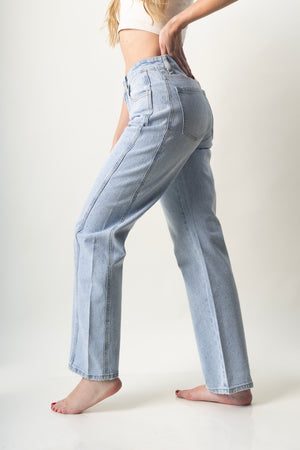 Barrel jeans azul claro con brillos dispersos vista lateral.