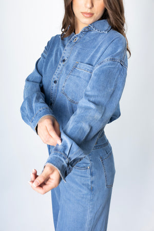camisa de mezclilla azul detalle manga y botonadura