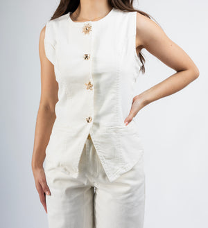 chaleco de vestir beige mujer vista frontal con botones decorativos