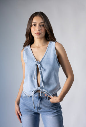 Chaleco de mezclilla light blue para mujer con diseño sin mangas y cierre frontal con lazos vista completa frontal