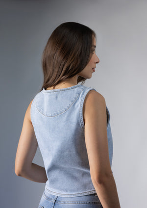 Vista trasera de chaleco de mezclilla light blue para mujer de corte recto sin mangas