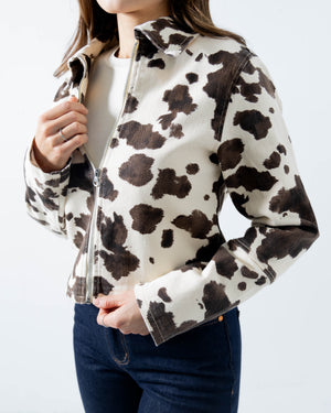 Chamarra de mezclilla cow print para mujer con cierre frontal y vista lateral