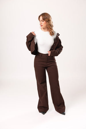 Look completo con chamarra de mezclilla café y pantalón café para mujer