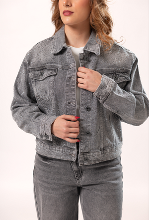 Chamarra de mezclilla gris con brillos vista frontal para mujer