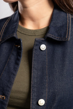 Detalle de cuello y botones metálicos en chamarra de mezclilla dark blue para mujer