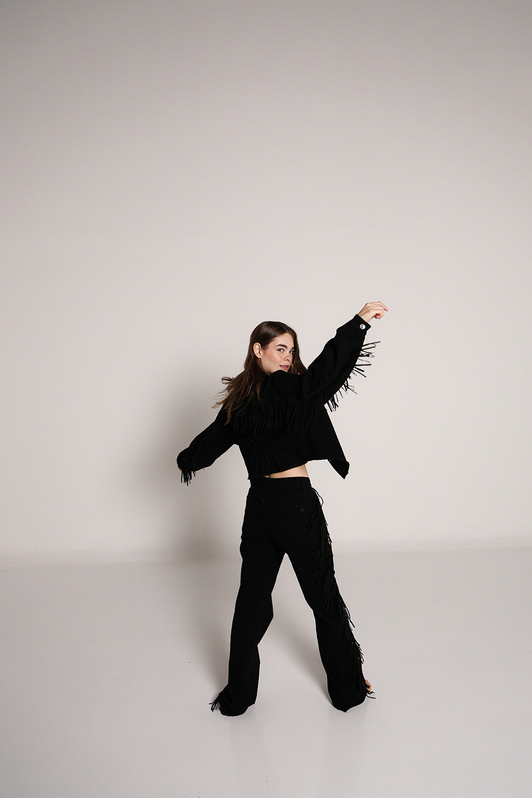 Chamarra de mezclilla negra Doux Denim con barbas en las mangas