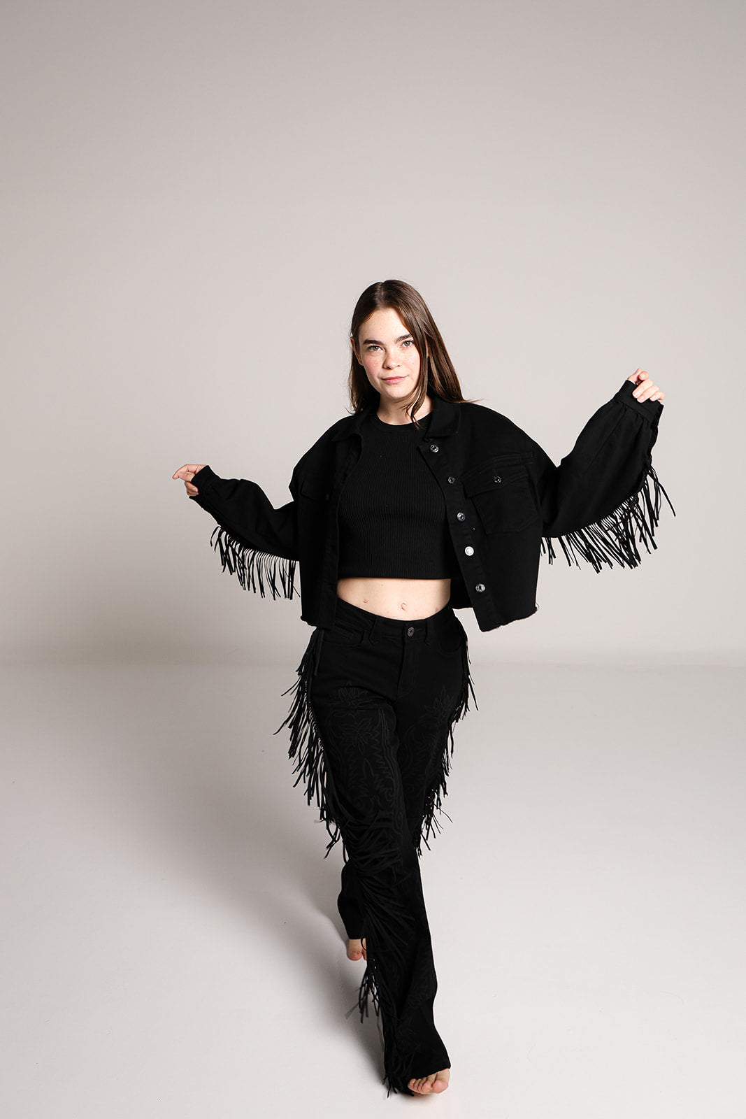 Chamarra de mezclilla negra para mujer Doux Denim vista frontal