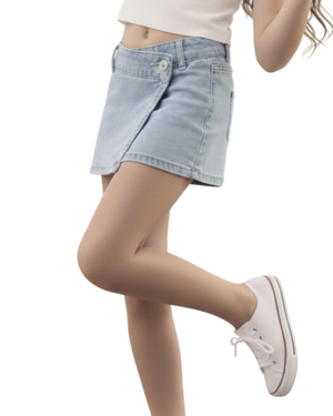 Detalle lateral de falda de mezclilla azul claro para niña con diseño short falda