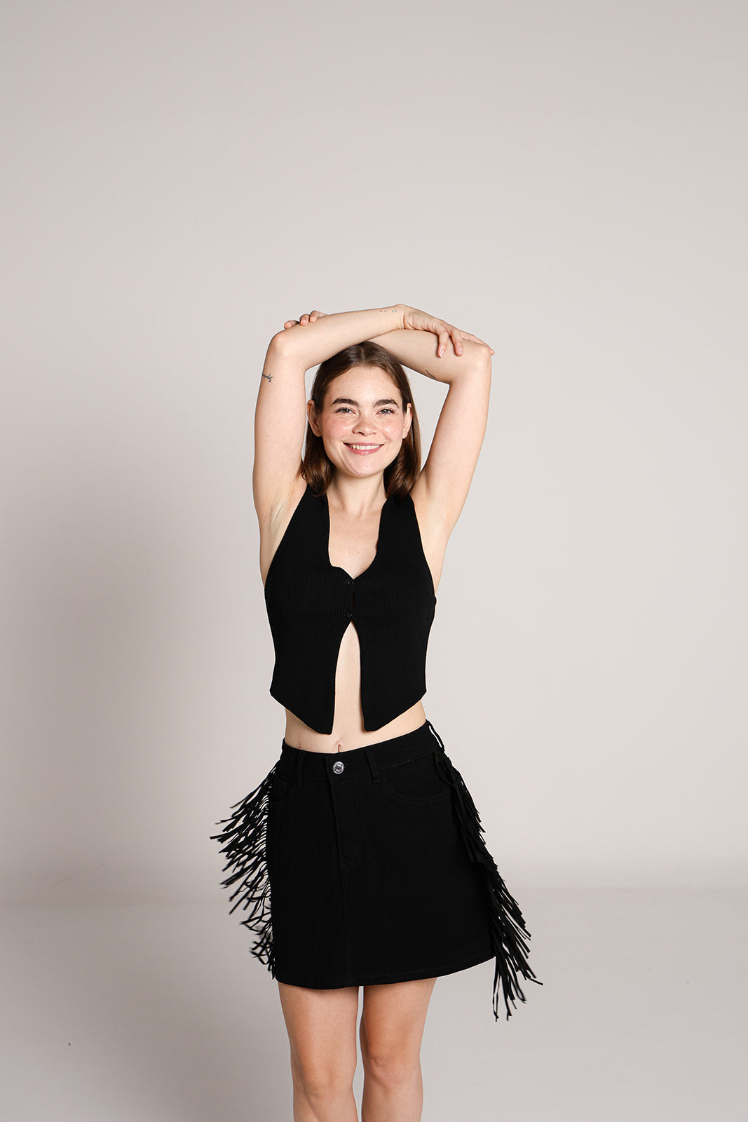Falda de mezclilla negra Doux Denim con barbas laterales en outfit