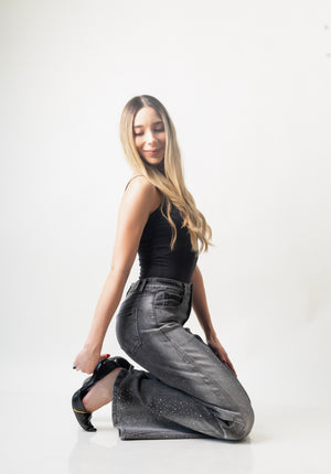 Flare jeans gris con brillos laterales en look completo.