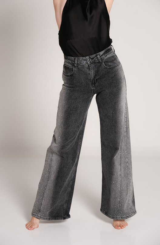 Modelo usando Flare Jeans grises con brillos de tiro alto para mujer.