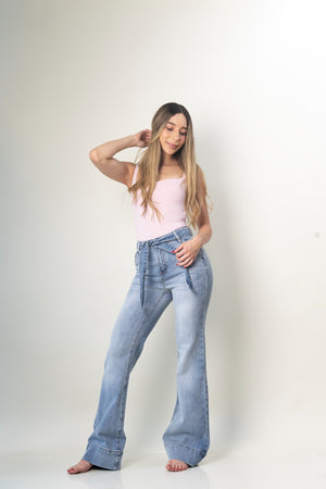 Flare jeans de mezclilla Light Blue con cinturón, vista frontal.