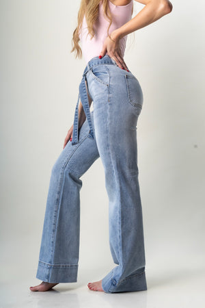 Flare jeans de mezclilla Light Blue con cinturón, vista trasera.