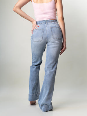 Detalle de bolsillos traseros de flare jeans de mezclilla Light Blue.