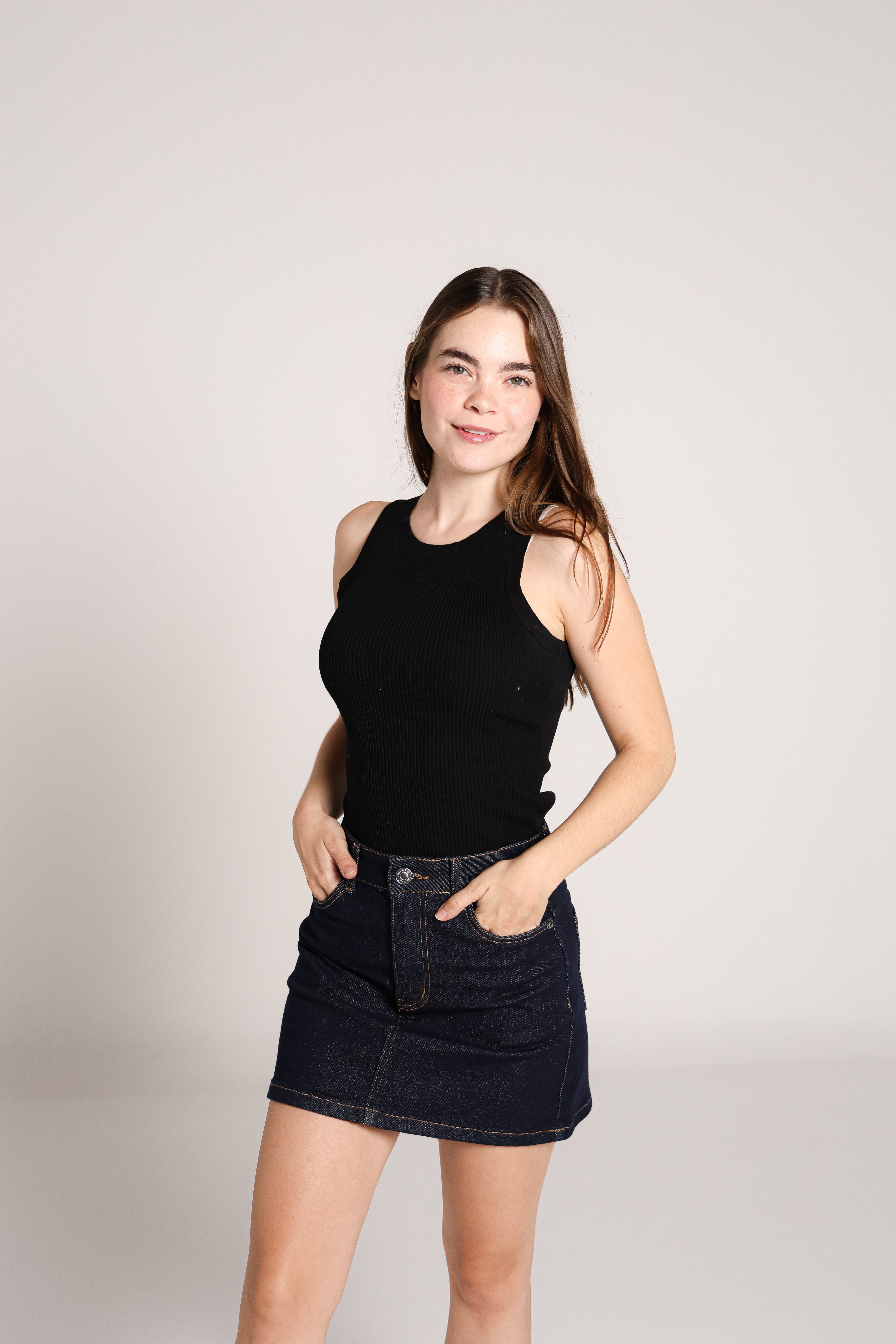 Mini falda de mezclilla azul oscuro para mujer