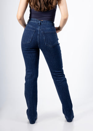 Vista trasera de pantalon acampanado azul con fit estilizado