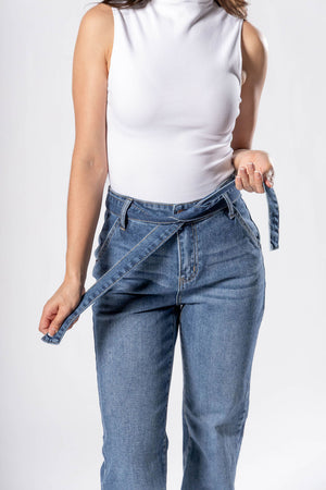 Pantalon acampanado blue con cinturón de mezclilla y silueta flare vista frontal
