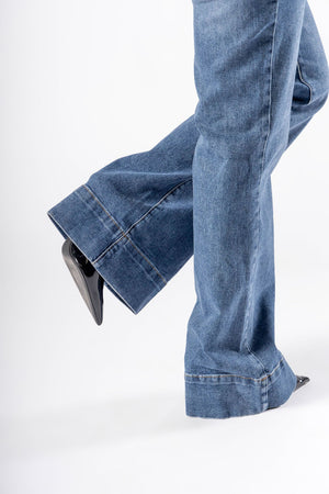 Detalle de pierna amplia en pantalon acampanado blue para mujer