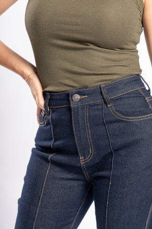 Detalle frontal de pantalon acampanado índigo con costuras contrastantes