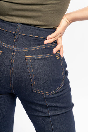 Vista trasera de pantalon acampanado índigo con bolsillos posteriores