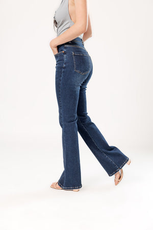 Pantalón acampanado azul oscuro vista lateral con pierna acampanada