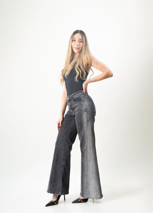 pantalon acampanado gris con brillos vista completa frontal en modelo
