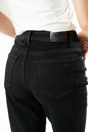 Pantalon acampanado mujer negro detalle trasero de bolsillo y parche