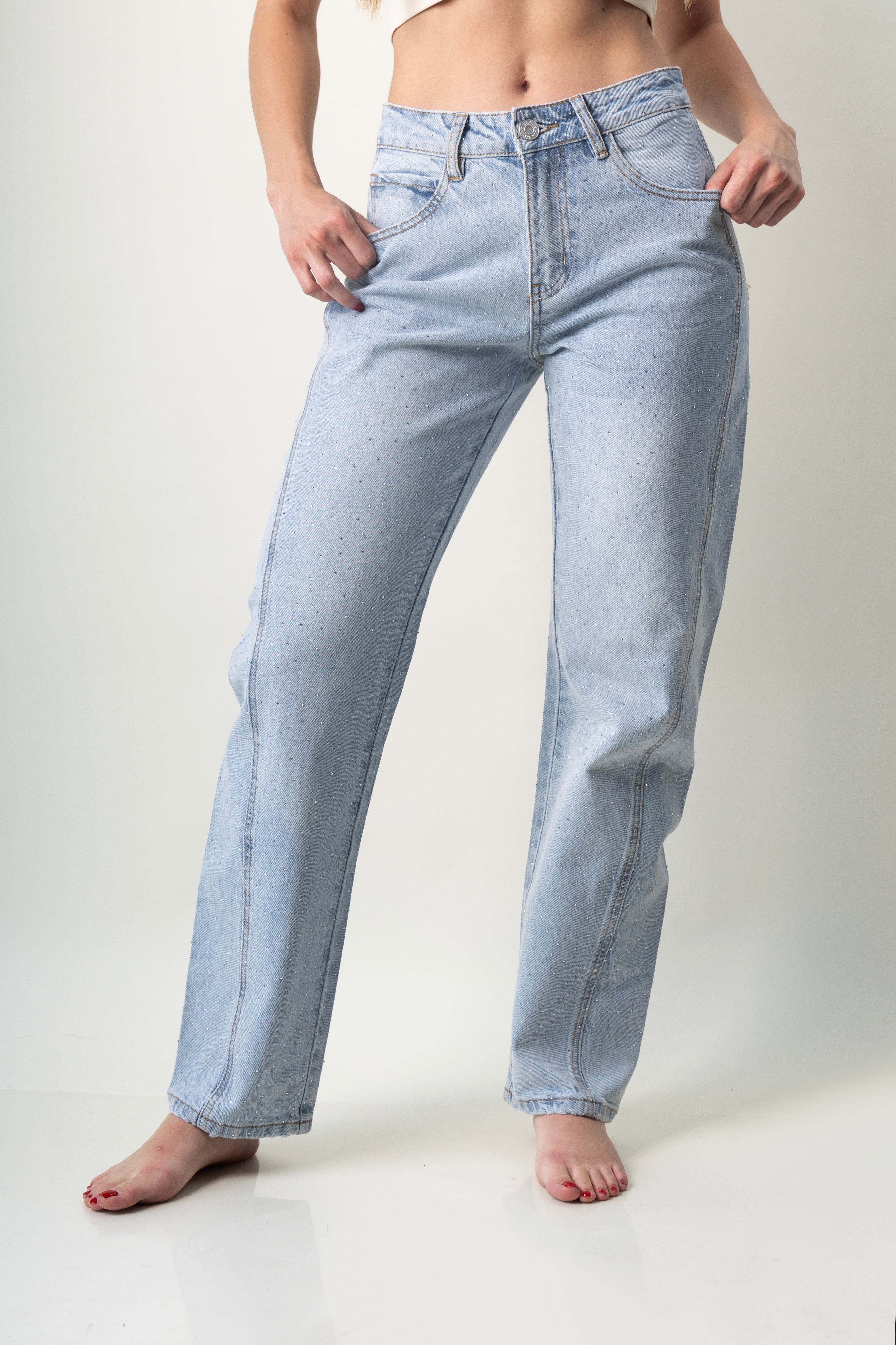 Detalle frontal de pantalon barrel denim claro con brillos sutiles