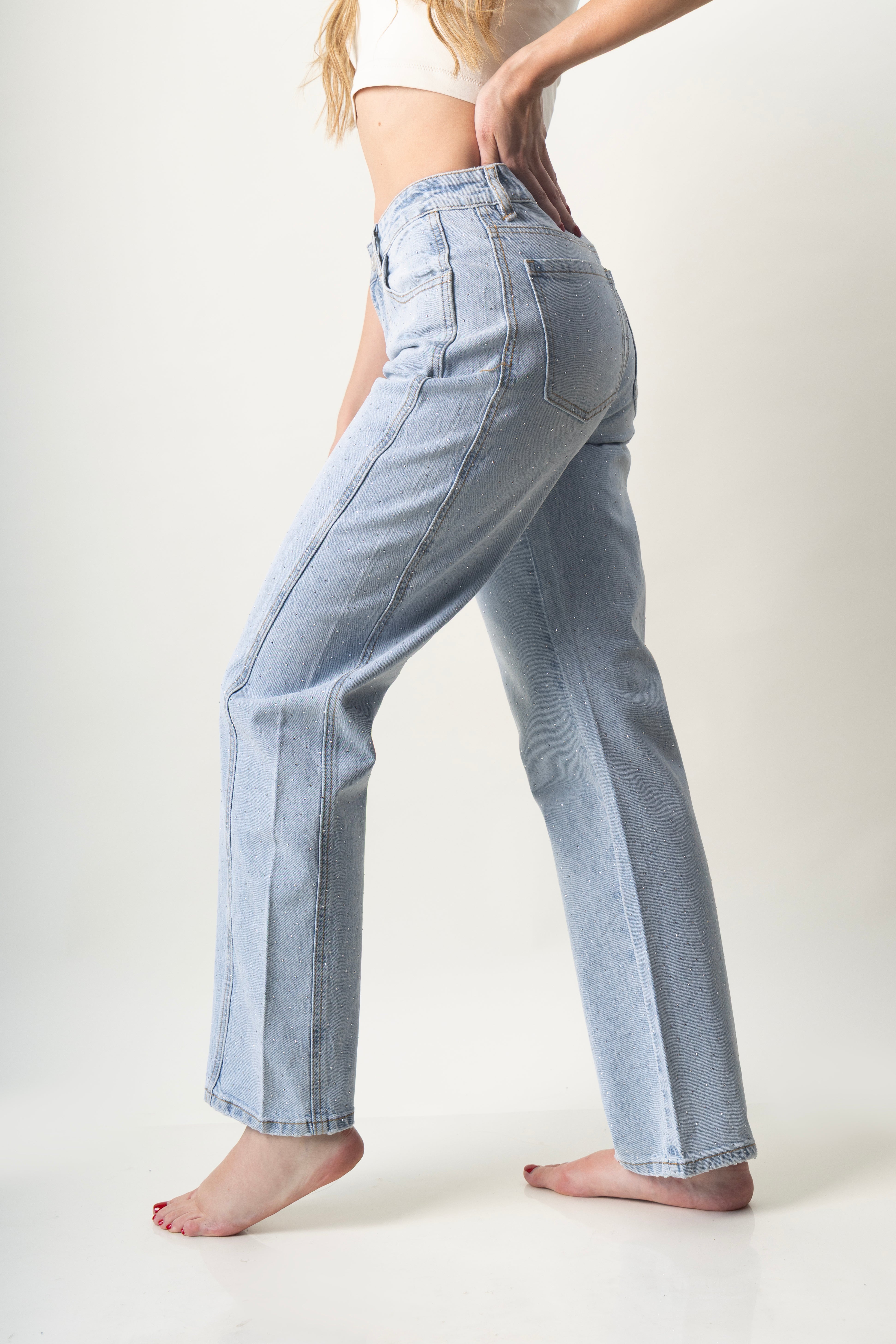 Vista lateral de pantalon barrel azul claro con acabado brillante