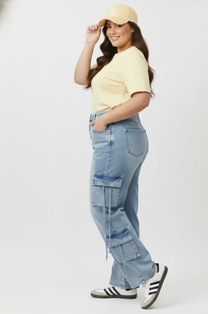 Pantalon cargo azul claro CURVY vista lateral con fit relajado