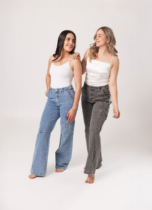Pantalon cargo azul claro para mujer con fit relajado y bolsas laterales