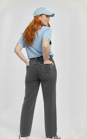 Vista trasera de pantalon cargo gris para mujer curvy con silueta recta y bolsillos posteriores
