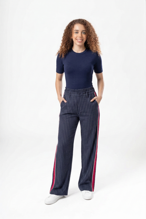 Pantalon de vestir navy para mujer con rayas verticales y detalle lateral rojo vista frontal