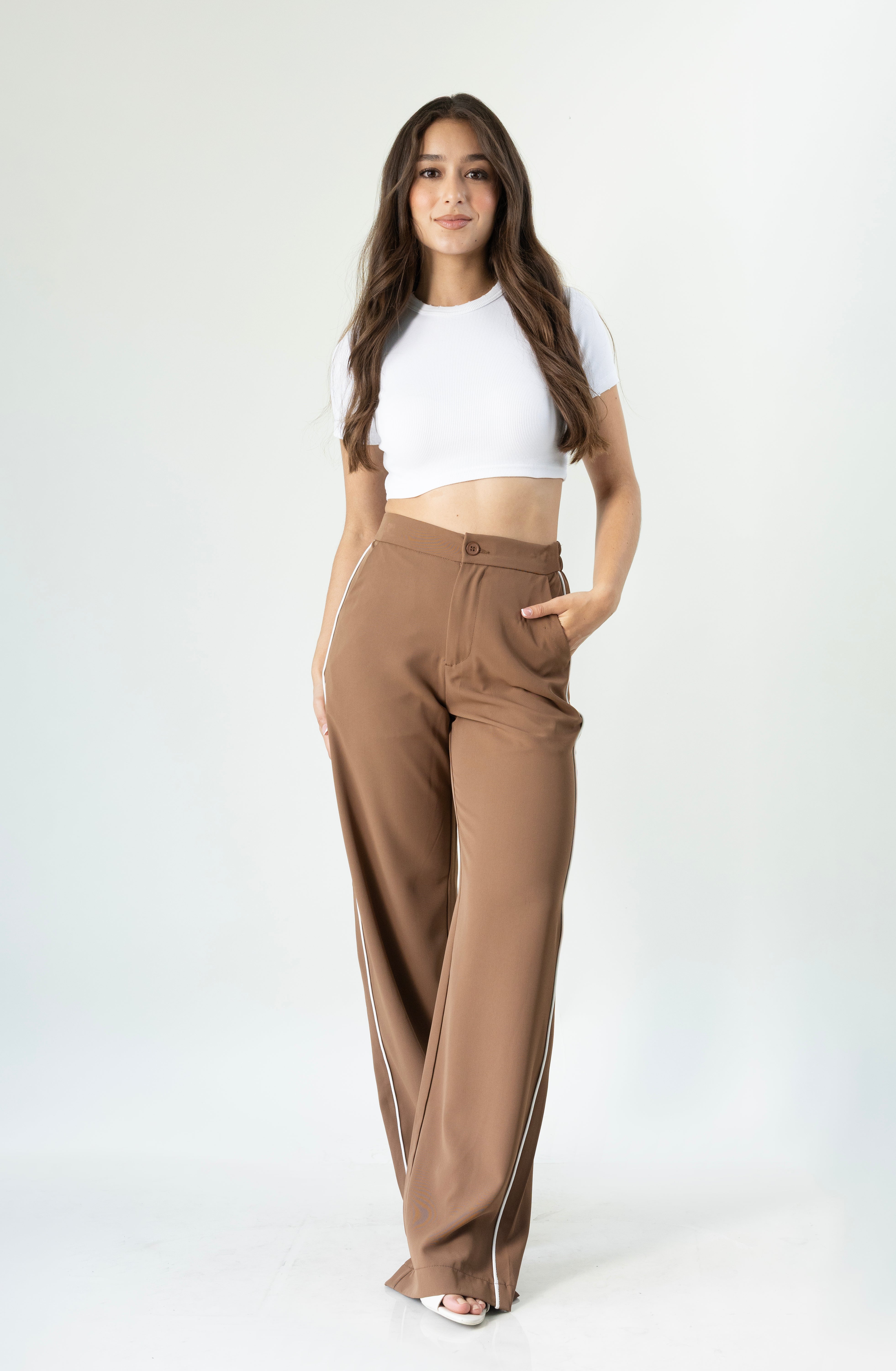 Pantalon de vestir mocha de pierna ancha para mujer vista frontal