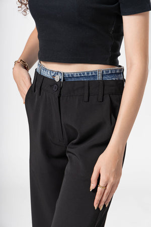 Detalle frontal de pantalon de vestir black con pretina tipo mezclilla y diseño elegante