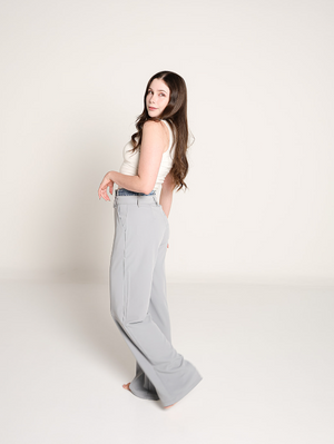 Pantalon de vestir gris de pierna amplia para mujer, vista lateral.