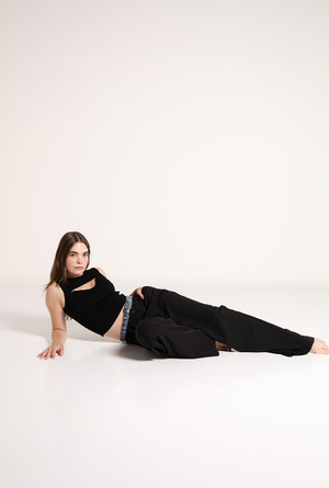 Pantalon de vestir negro para mujer de pierna amplia con diseño elegante y moderno.