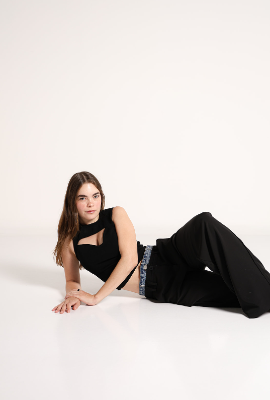 Modelo usando pantalon de vestir negro de pierna amplia con doble cintura en mezclilla.