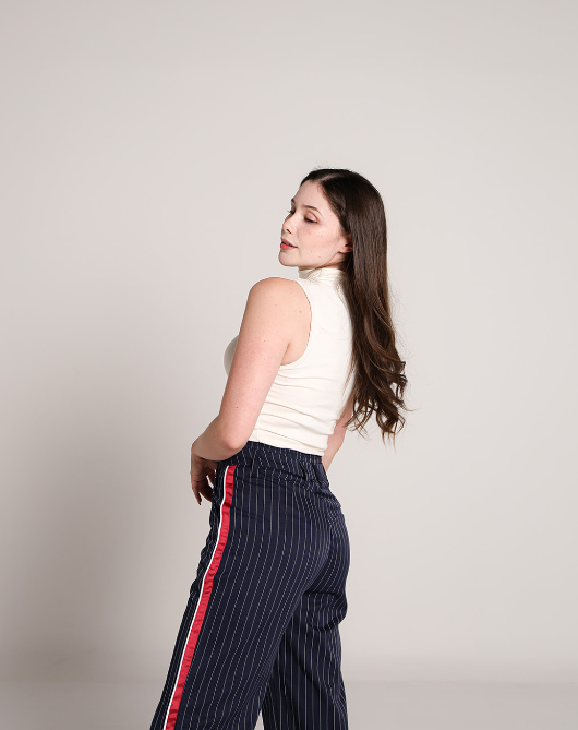 Pantalon de vestir azul marino con rayas verticales y franja roja lateral, vista trasera.