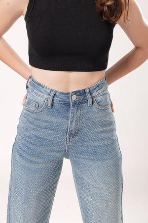 Detalle frontal de pantalón recto con brillos y pretina con botón