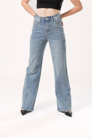 Pantalón recto con brillos vista frontal enfocada en piernas y caída