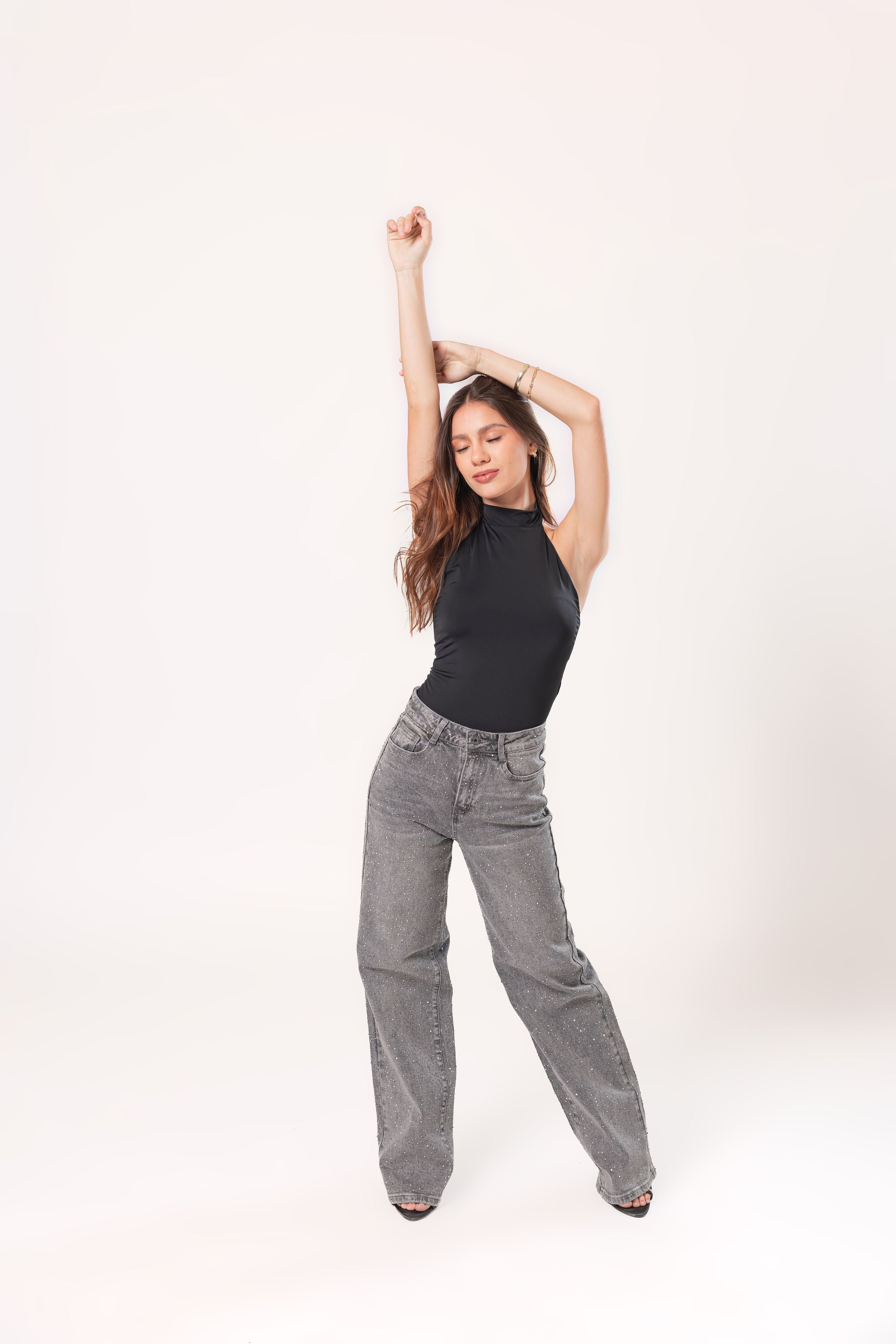 Pantalón recto gris con brillos vista frontal completa con silueta amplia