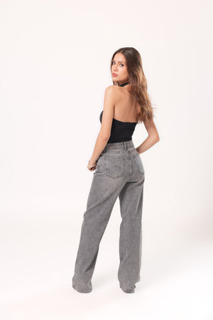 Pantalón recto gris con brillos vista trasera en ángulo mostrando caída