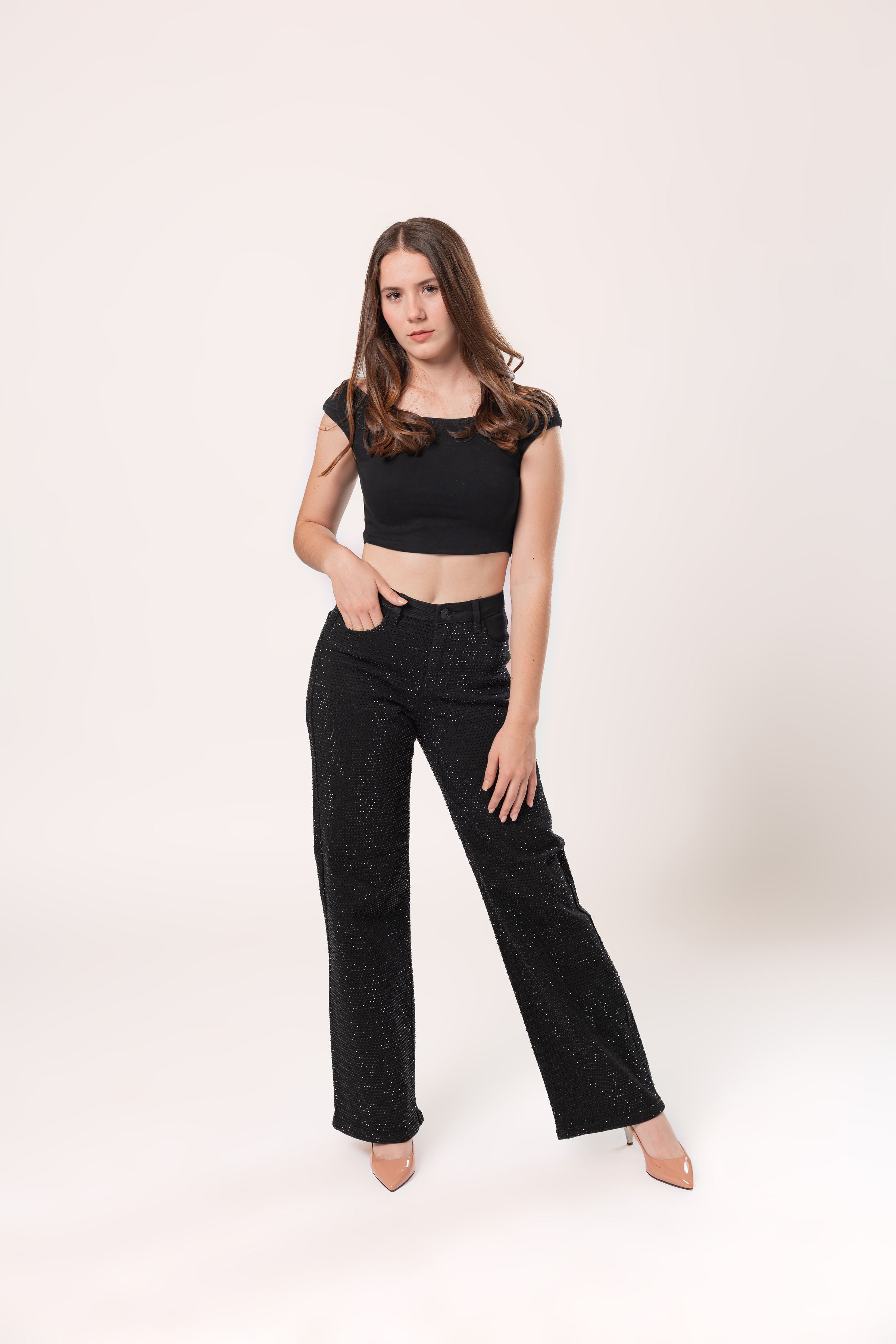 pantalon recto negro con brillos vista frontal en modelo